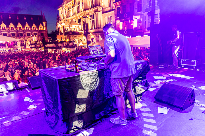 DJ Daddy Cool @ Sint-Baafsplein (Gentse Feesten), picture 1, photographed by Dimitri Vanlommel - FrontView Magazine