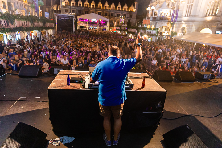 DJ Daddy Cool @ Sint-Baafsplein (Gentse Feesten), picture 4, photographed by Dimitri Vanlommel - FrontView Magazine