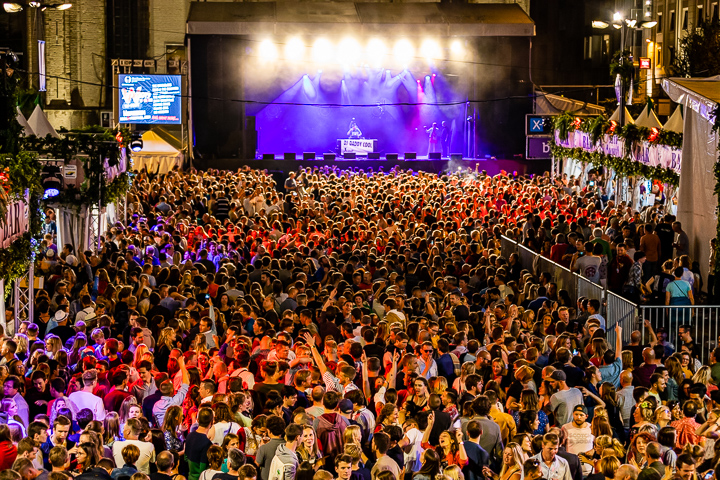 DJ Daddy Cool @ Sint-Baafsplein (Gentse Feesten), picture 8, photographed by Dimitri Vanlommel - FrontView Magazine