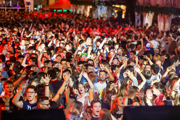 DJ Daddy Cool @ Sint-Baafsplein (Gentse Feesten), picture 21, photographed by Dimitri Vanlommel - FrontView Magazine