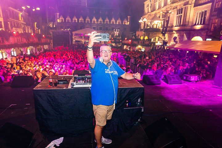 DJ Daddy Cool @ Sint-Baafsplein (Gentse Feesten), picture 32, photographed by Dimitri Vanlommel - FrontView Magazine
