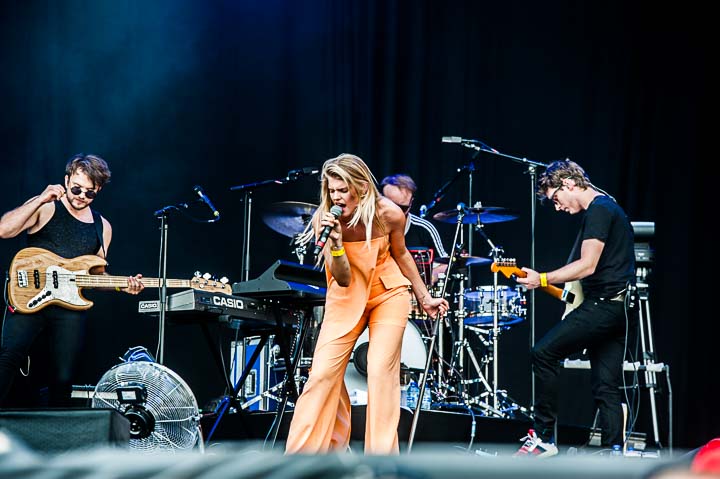 Emma Bale @ suikerrock, picture 6, photographed by Gert Daemen - FrontView Magazine