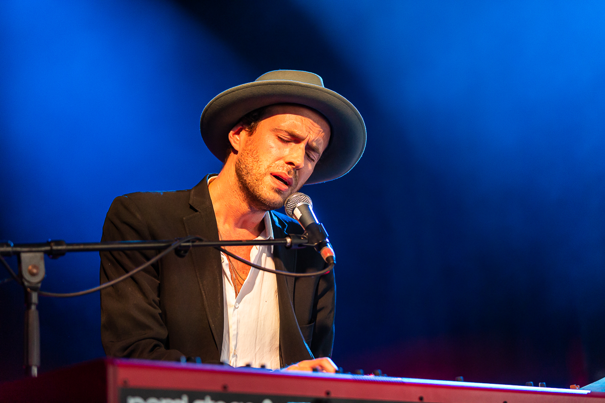 Finn Andrews @ Dranouter, foto 1, foto's door Chris Lippens - FrontView Magazine