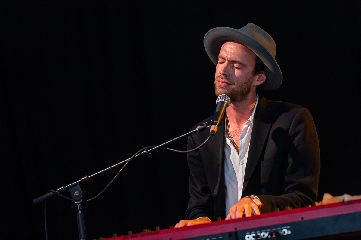 Finn Andrews @ Dranouter, foto 4, foto's door Chris Lippens - FrontView Magazine