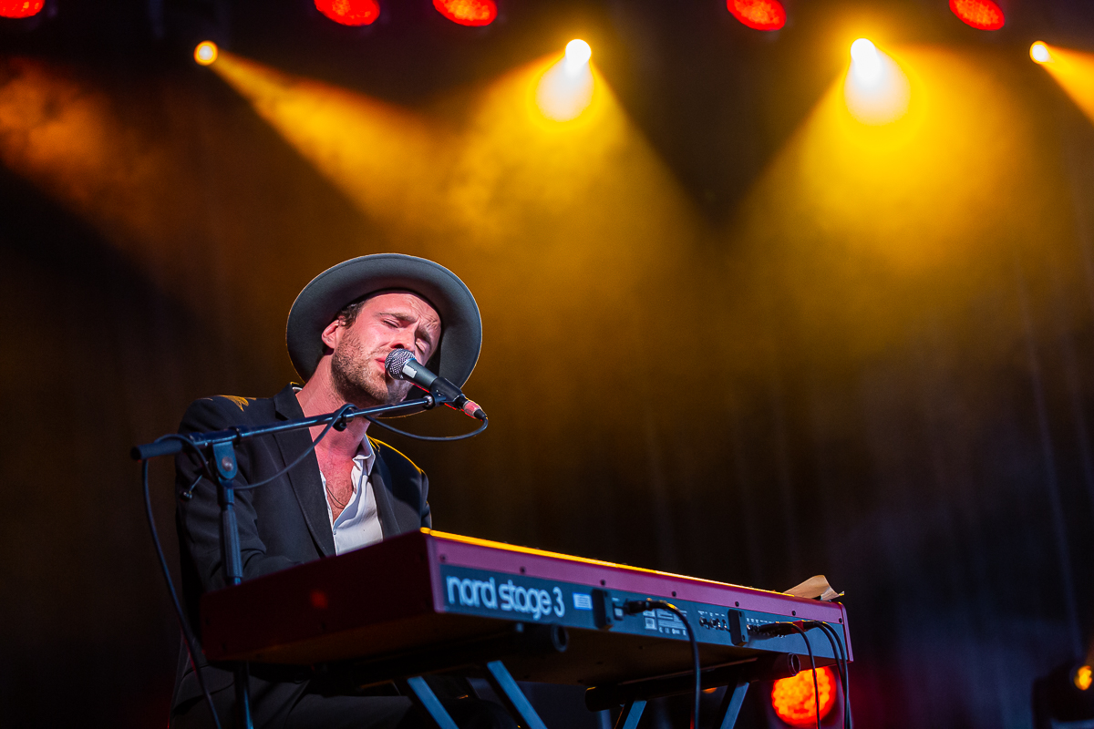 Finn Andrews @ Dranouter, foto 6, foto's door Chris Lippens - FrontView Magazine