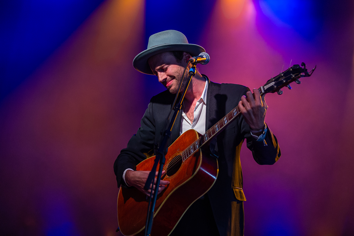 Finn Andrews @ Dranouter, foto 8, foto's door Chris Lippens - FrontView Magazine
