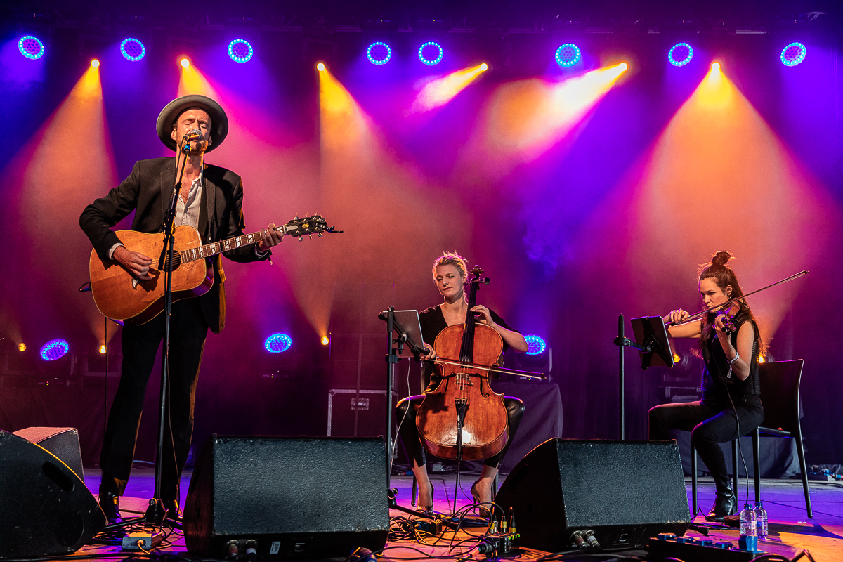 Finn Andrews @ Dranouter, foto 10, foto's door Chris Lippens - FrontView Magazine