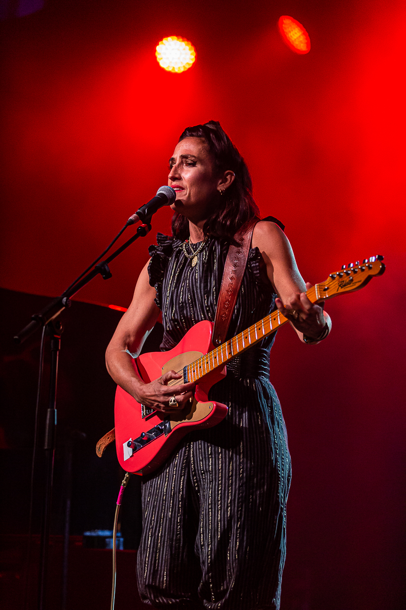 Joan As Police Woman @ Dranouter, picture 6, photographed by Chris Lippens - FrontView Magazine
