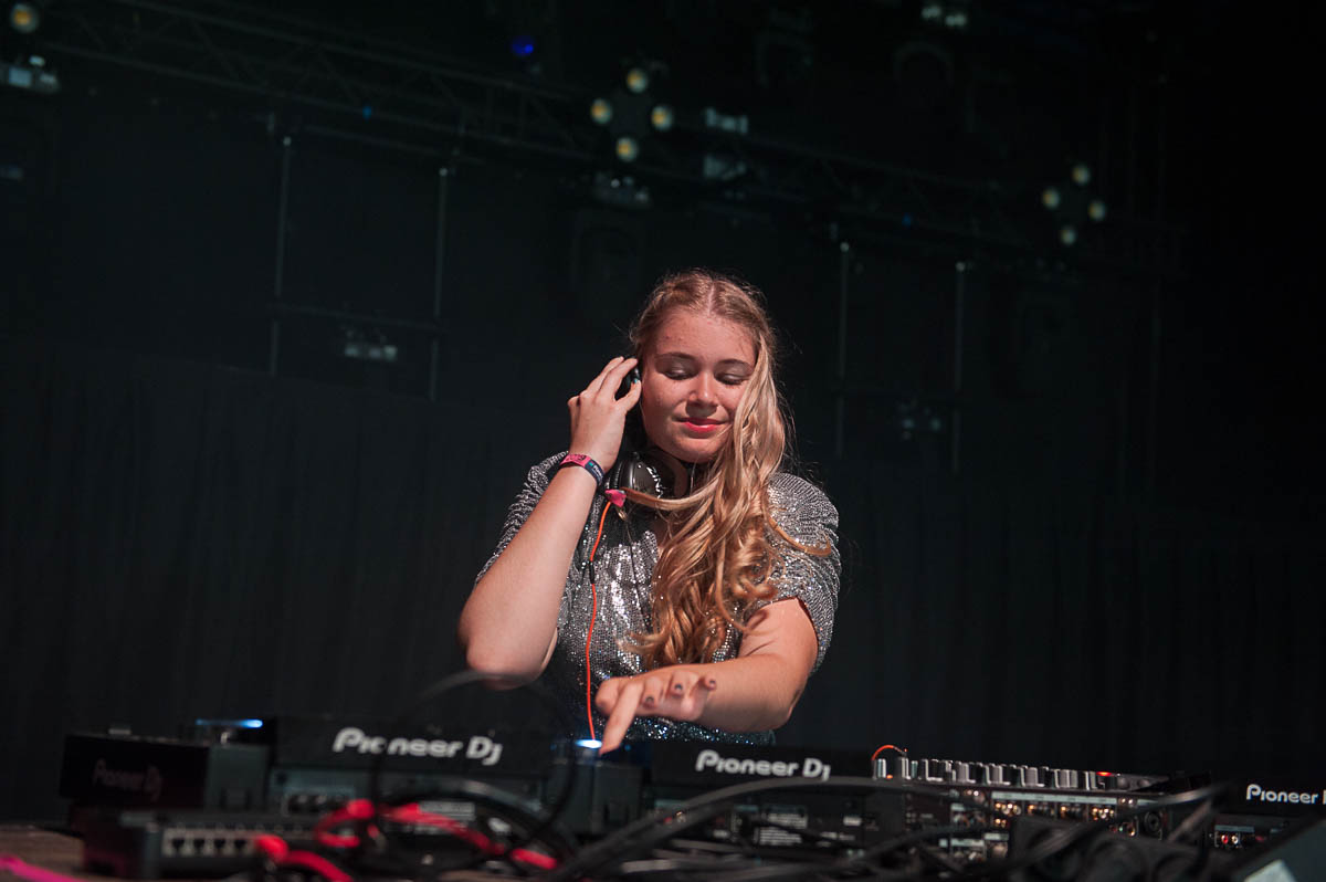Dj Zina @ Rijvers Festival, picture 6, photographed by Gert Daemen - FrontView Magazine
