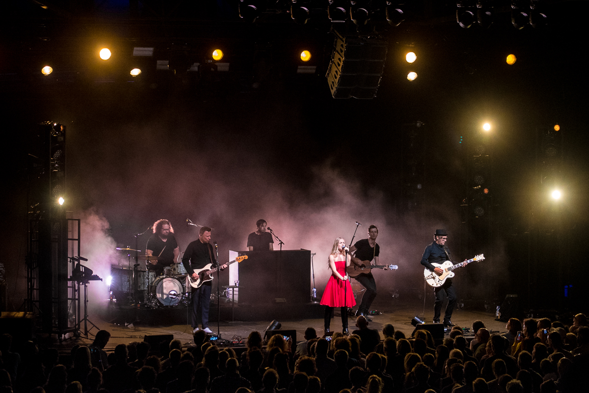 Hooverphonic @ OLT Rivierenhof, picture 14, photographed by Erwin Evrard - FrontView Magazine