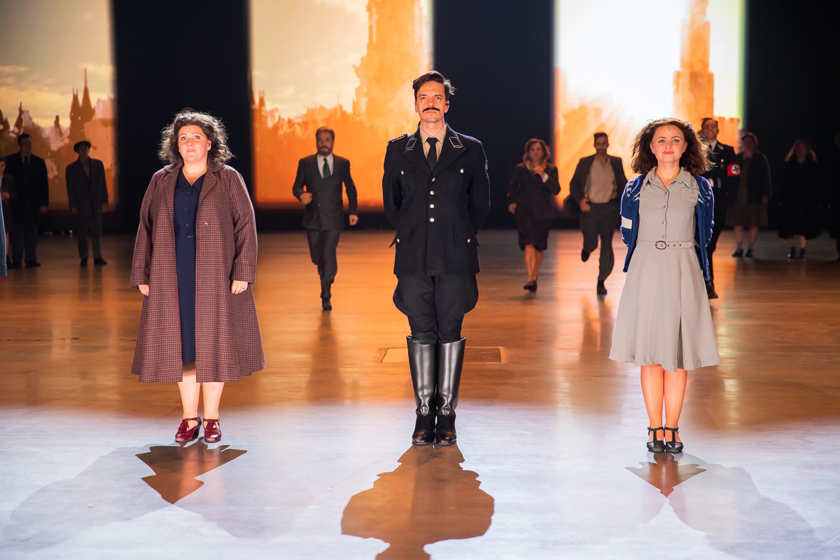 Première 40-45 voor Maja Van Honsté, Daphne Wellens en Hans De Munter @ studio 100 Pop-Up Theater, foto 5, foto's door Goele Bormans - FrontView Magazine