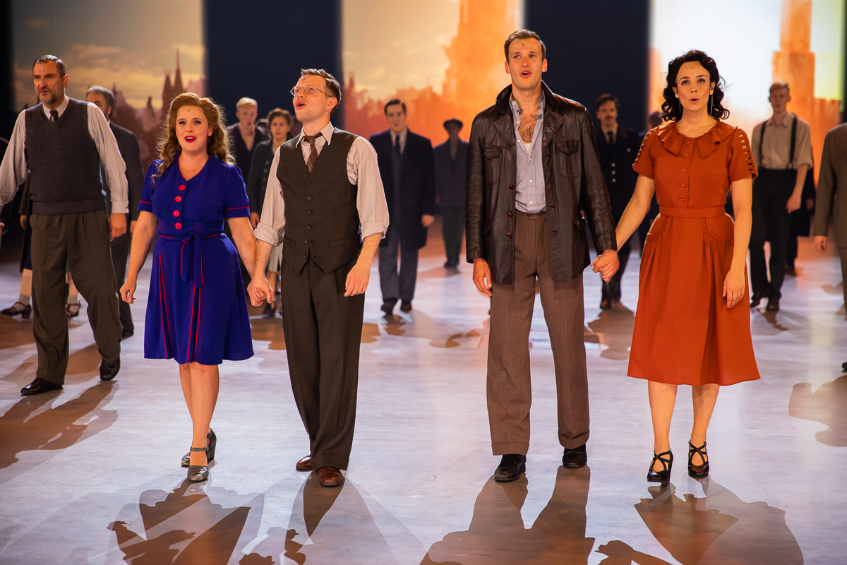 Première 40-45 voor Maja Van Honsté, Daphne Wellens en Hans De Munter @ studio 100 Pop-Up Theater, foto 30, foto's door Goele Bormans - FrontView Magazine
