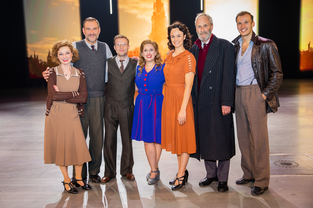Première 40-45 voor Maja Van Honsté, Daphne Wellens en Hans De Munter @ studio 100 Pop-Up Theater, foto 40, foto's door Goele Bormans - FrontView Magazine