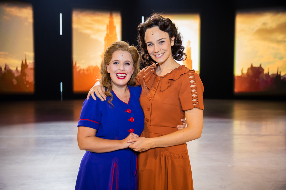Première 40-45 voor Maja Van Honsté, Daphne Wellens en Hans De Munter @ studio 100 Pop-Up Theater, foto 50, foto's door Goele Bormans - FrontView Magazine