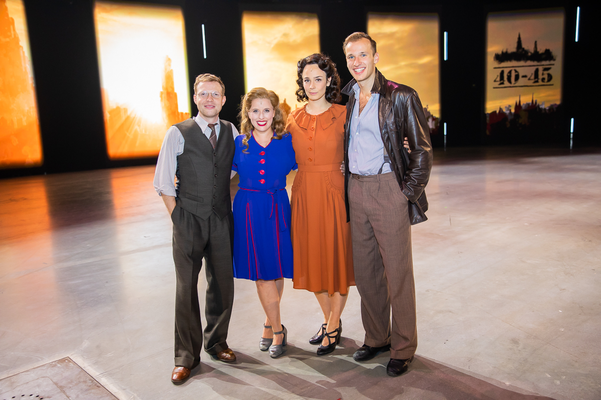 Première 40-45 voor Maja Van Honsté, Daphne Wellens en Hans De Munter @ studio 100 Pop-Up Theater, foto 51, foto's door Goele Bormans - FrontView Magazine