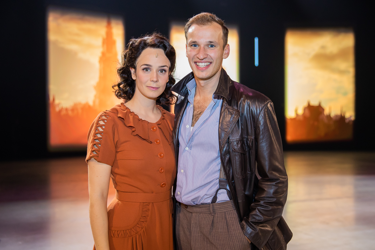 Première 40-45 voor Maja Van Honsté, Daphne Wellens en Hans De Munter @ studio 100 Pop-Up Theater, foto 53, foto's door Goele Bormans - FrontView Magazine