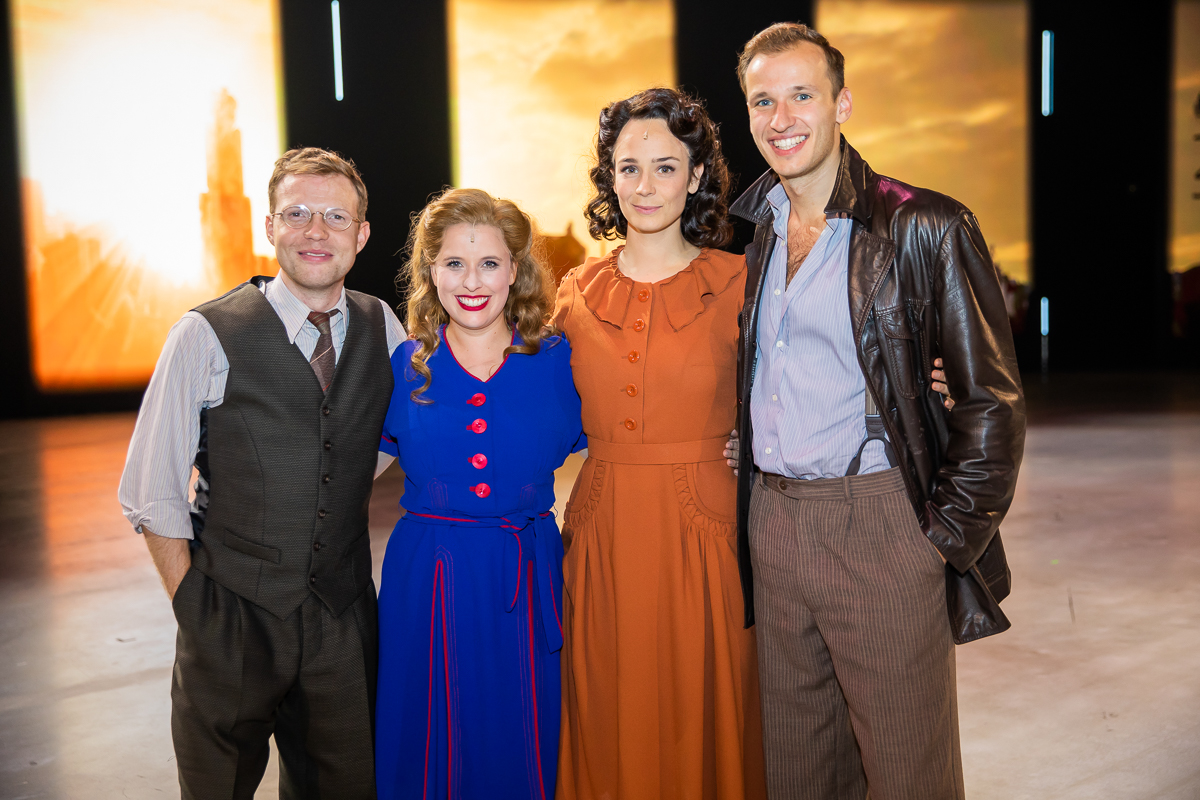 Première 40-45 voor Maja Van Honsté, Daphne Wellens en Hans De Munter @ studio 100 Pop-Up Theater, foto 55, foto's door Goele Bormans - FrontView Magazine