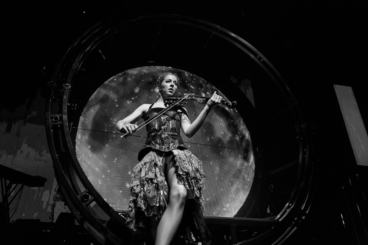 Lindsey Stirling @ Poppodium 013, picture 17, photographed by Peter Smet - FrontView Magazine