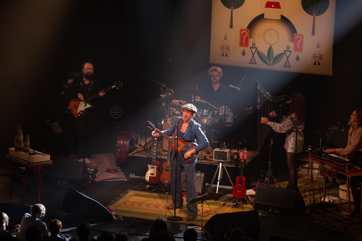 Stef Kamil Carlens @ Ancienne Belgique, picture 40, photographed by David Johnson - FrontView Magazine