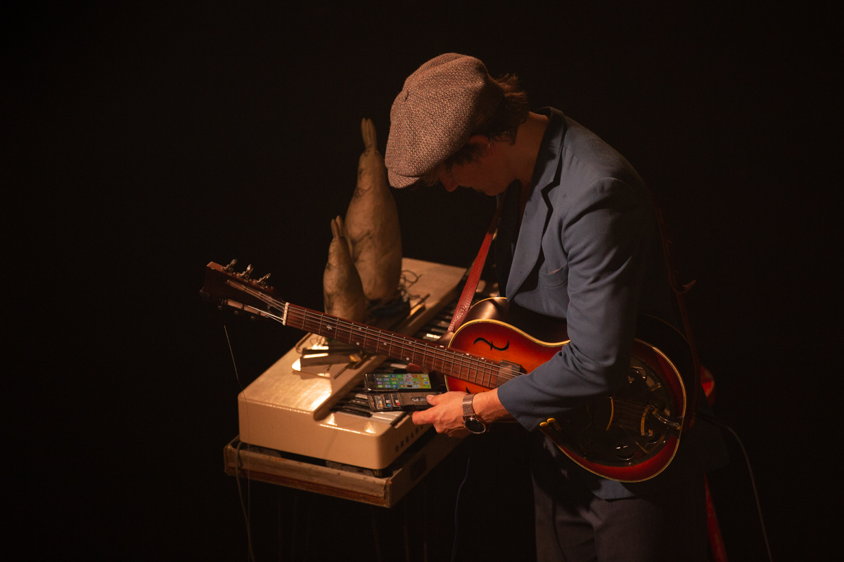 Stef Kamil Carlens @ Ancienne Belgique, picture 42, photographed by David Johnson - FrontView Magazine