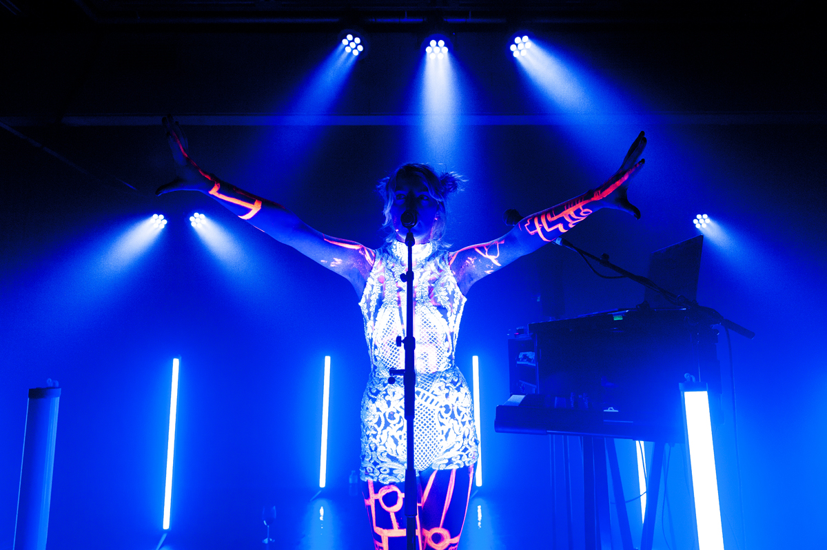 Lydmor @ Trix Club, picture 4, photographed by Sandra Van Watermeulen - FrontView Magazine