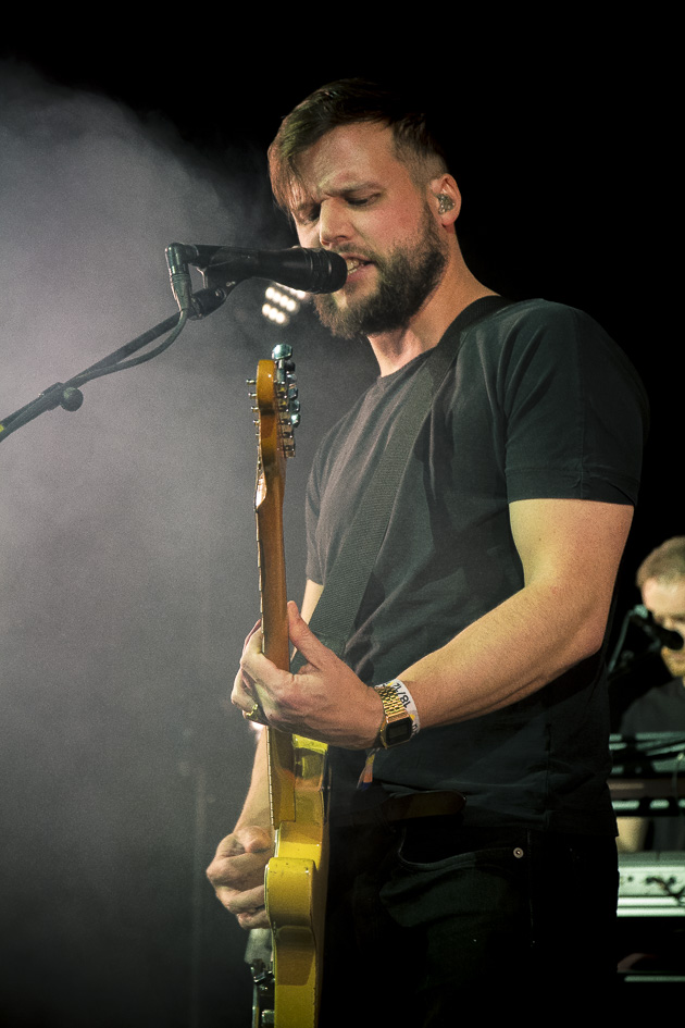 Back to Back concert Whispering Sons & White Lies Studio Brussel, foto 10, foto's door Ruben Vandeweijer, r - FrontView Magazine
