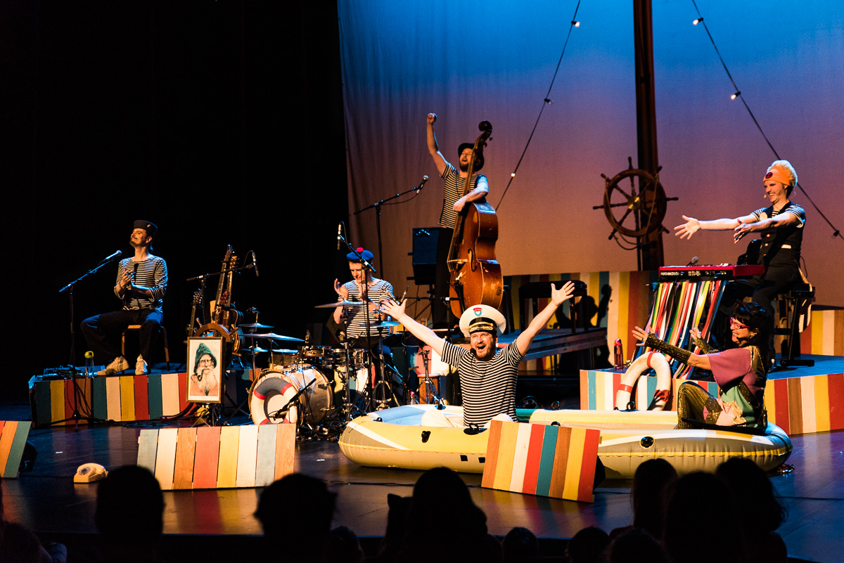 Kapitein Winokio 15 jaar handjes draaien @ Bourla Schouwburg, picture 1, photographed by FrontView Magazine