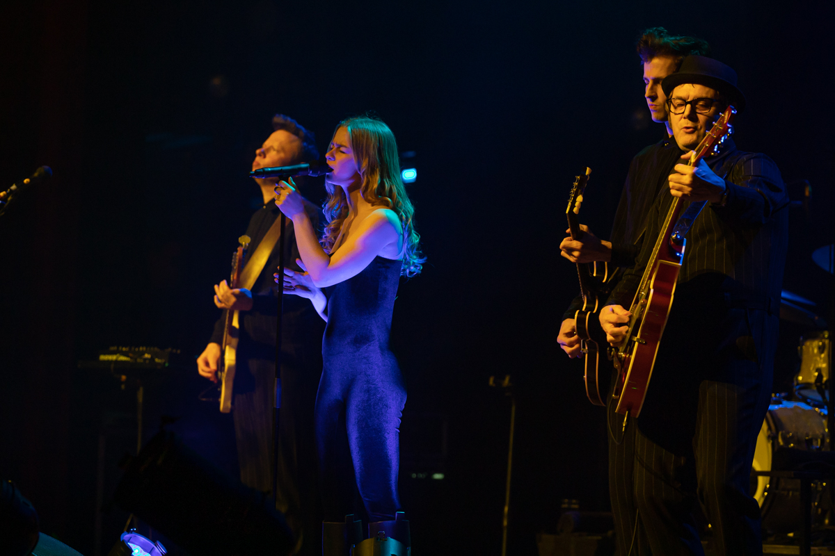 Hooverphonic @ De Roma, picture 1, photographed by dirk janssens - FrontView Magazine