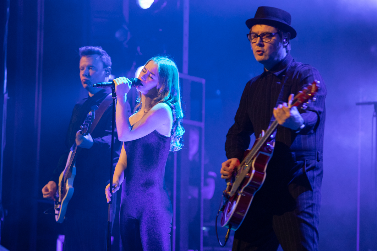 Hooverphonic @ De Roma, picture 3, photographed by dirk janssens - FrontView Magazine