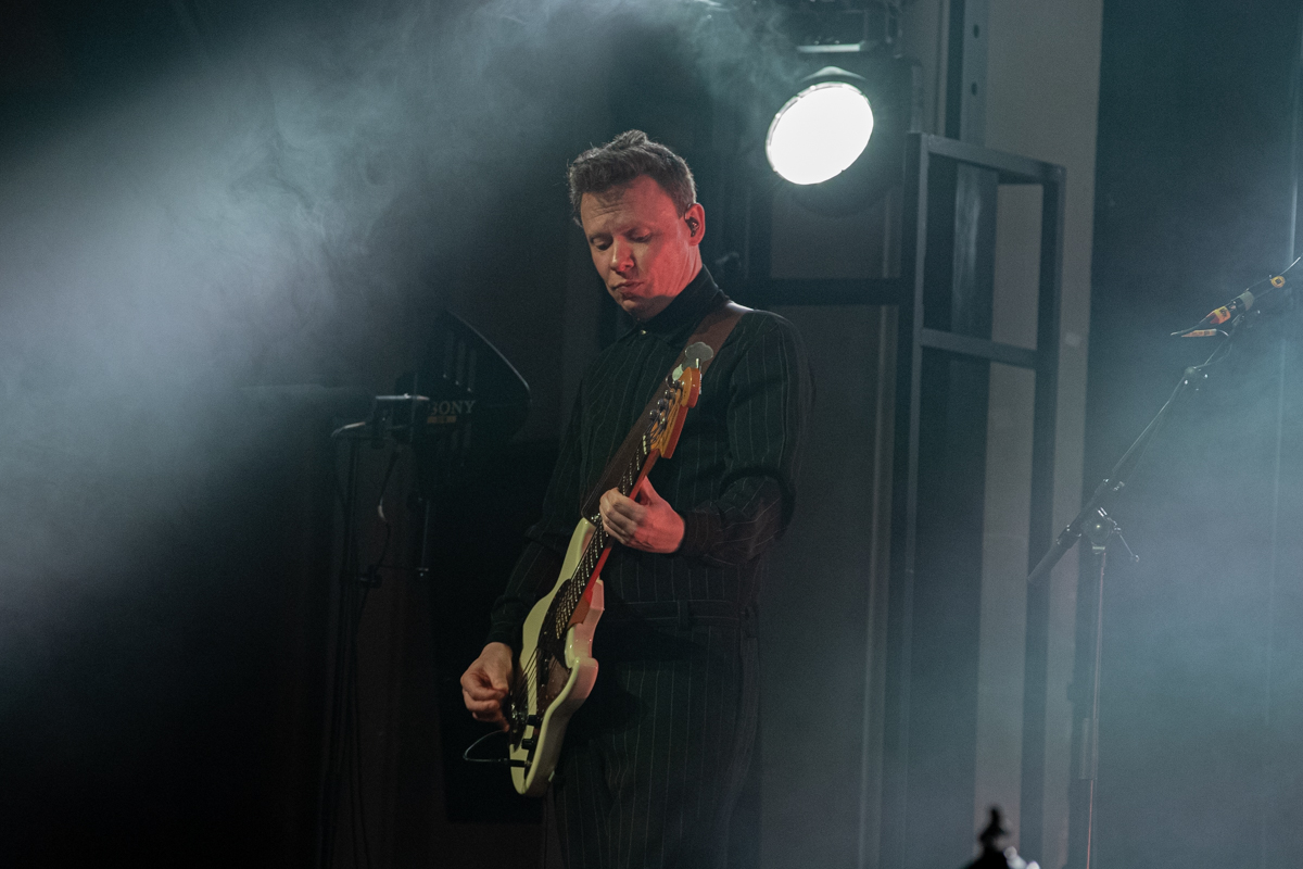 Hooverphonic @ De Roma, picture 4, photographed by dirk janssens - FrontView Magazine