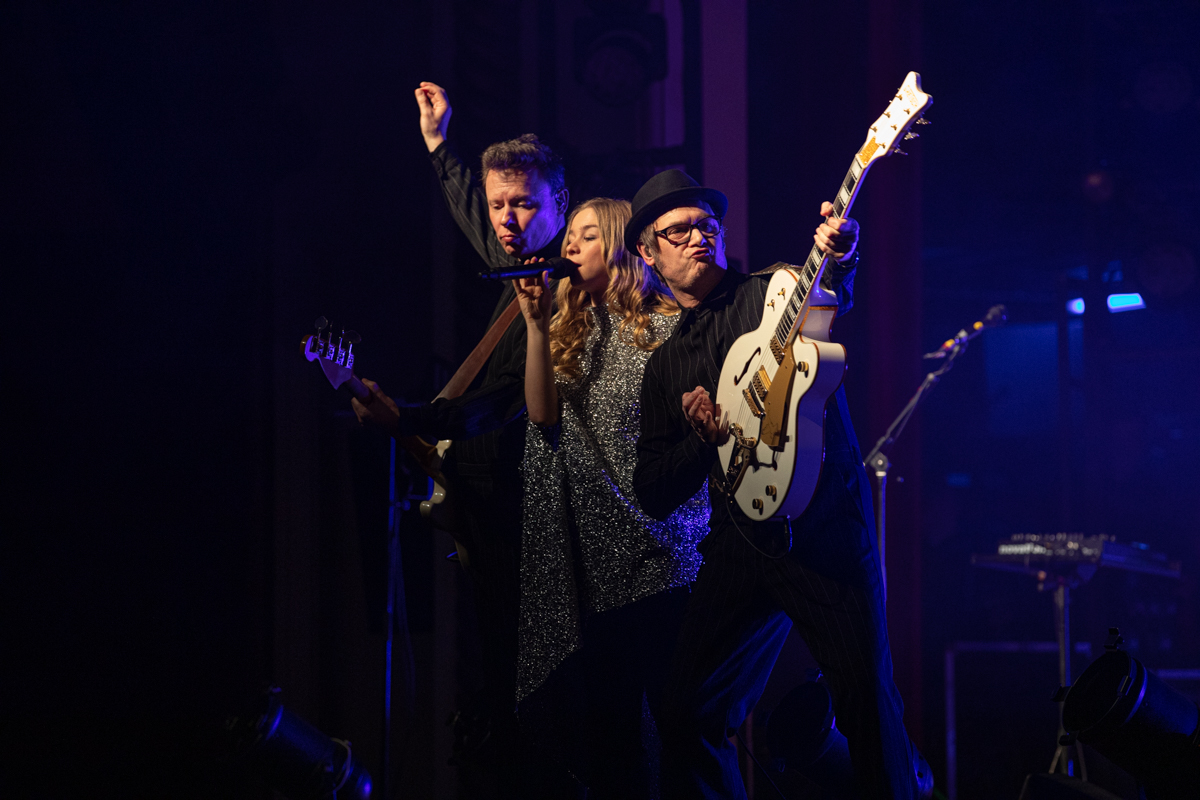 Hooverphonic @ De Roma, picture 9, photographed by dirk janssens - FrontView Magazine