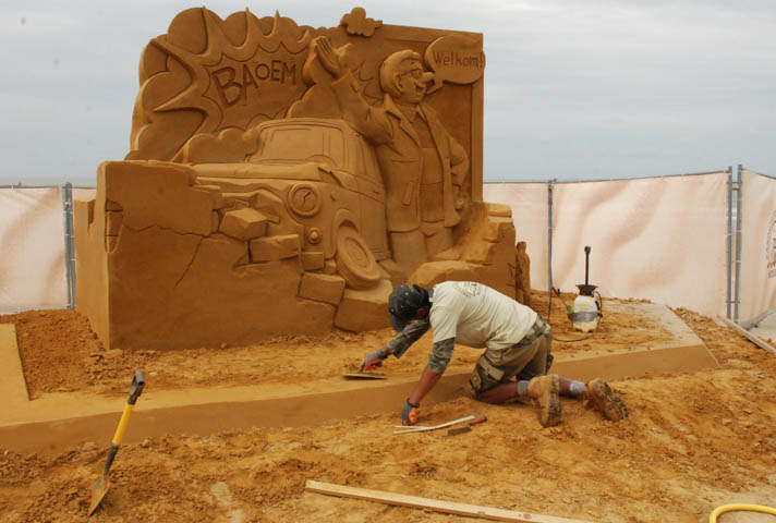 Opbouw Zandsculpturenfestival FC De Kampioenen @ Westende, picture 1, photographed by Peter Minnebo - FrontView Magazine