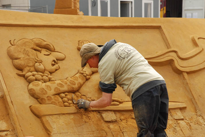 Opbouw Zandsculpturenfestival FC De Kampioenen @ Westende, picture 3, photographed by Peter Minnebo - FrontView Magazine