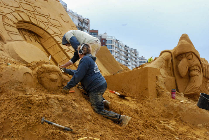 Opbouw Zandsculpturenfestival FC De Kampioenen @ Westende, picture 7, photographed by Peter Minnebo - FrontView Magazine