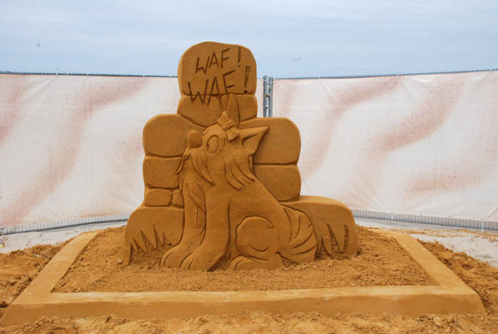 Opbouw Zandsculpturenfestival FC De Kampioenen @ Westende, picture 8, photographed by Peter Minnebo - FrontView Magazine