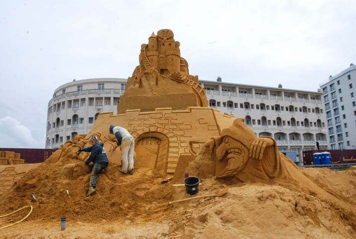 Opbouw Zandsculpturenfestival FC De Kampioenen @ Westende, picture 9, photographed by Peter Minnebo - FrontView Magazine