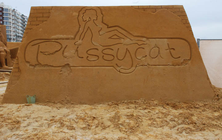 Opbouw Zandsculpturenfestival FC De Kampioenen @ Westende, picture 10, photographed by Peter Minnebo - FrontView Magazine