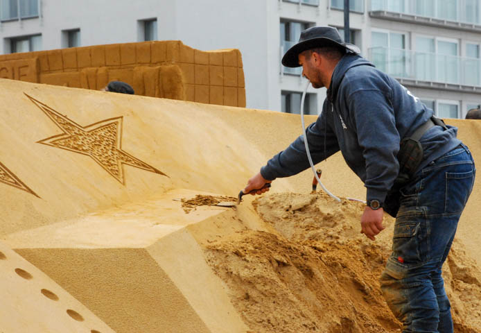 Opbouw Zandsculpturenfestival FC De Kampioenen @ Westende, picture 11, photographed by Peter Minnebo - FrontView Magazine