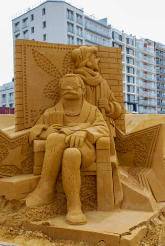 Opbouw Zandsculpturenfestival FC De Kampioenen @ Westende, picture 12, photographed by Peter Minnebo - FrontView Magazine