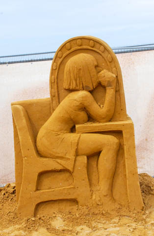 Opbouw Zandsculpturenfestival FC De Kampioenen @ Westende, picture 13, photographed by Peter Minnebo - FrontView Magazine