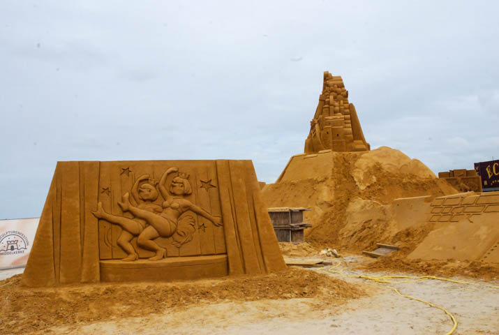 Opbouw Zandsculpturenfestival FC De Kampioenen @ Westende, picture 14, photographed by Peter Minnebo - FrontView Magazine