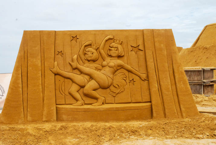 Opbouw Zandsculpturenfestival FC De Kampioenen @ Westende, picture 15, photographed by Peter Minnebo - FrontView Magazine