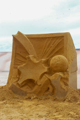 Opbouw Zandsculpturenfestival FC De Kampioenen @ Westende, picture 16, photographed by Peter Minnebo - FrontView Magazine