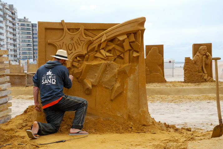 Opbouw Zandsculpturenfestival FC De Kampioenen @ Westende, picture 17, photographed by Peter Minnebo - FrontView Magazine