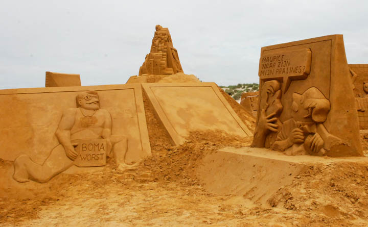 Opbouw Zandsculpturenfestival FC De Kampioenen @ Westende, picture 18, photographed by Peter Minnebo - FrontView Magazine