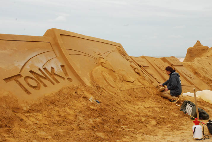 Opbouw Zandsculpturenfestival FC De Kampioenen @ Westende, picture 19, photographed by Peter Minnebo - FrontView Magazine