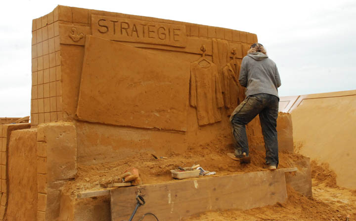 Opbouw Zandsculpturenfestival FC De Kampioenen @ Westende, picture 20, photographed by Peter Minnebo - FrontView Magazine