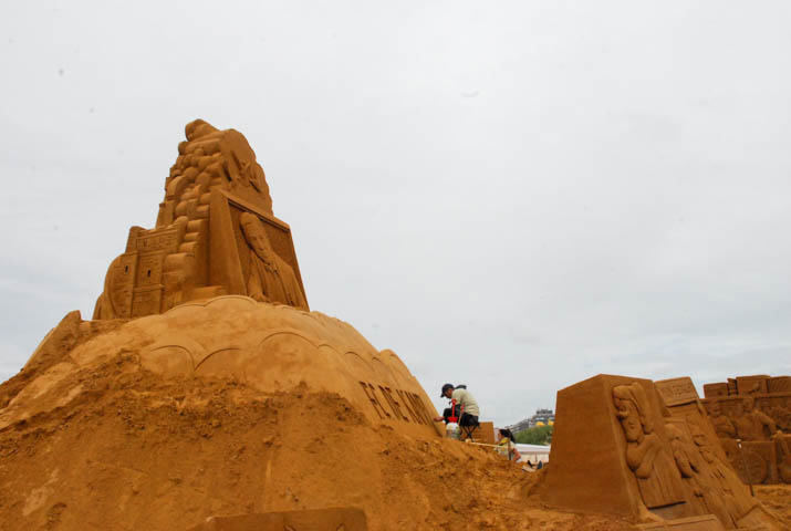 Opbouw Zandsculpturenfestival FC De Kampioenen @ Westende, picture 21, photographed by Peter Minnebo - FrontView Magazine