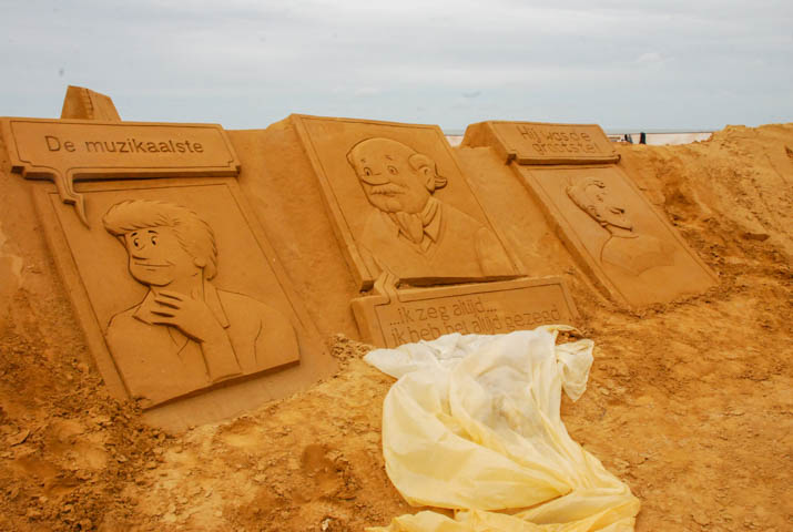 Opbouw Zandsculpturenfestival FC De Kampioenen @ Westende, picture 22, photographed by Peter Minnebo - FrontView Magazine