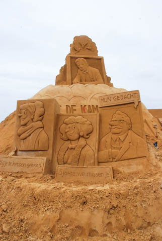 Opbouw Zandsculpturenfestival FC De Kampioenen @ Westende, picture 23, photographed by Peter Minnebo - FrontView Magazine